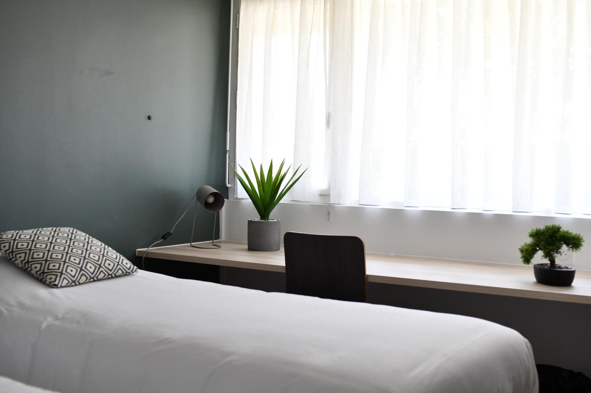 Chambre Familiale avec 1 Lit Double, 2 Lits Simples et 1 Canapé Lit